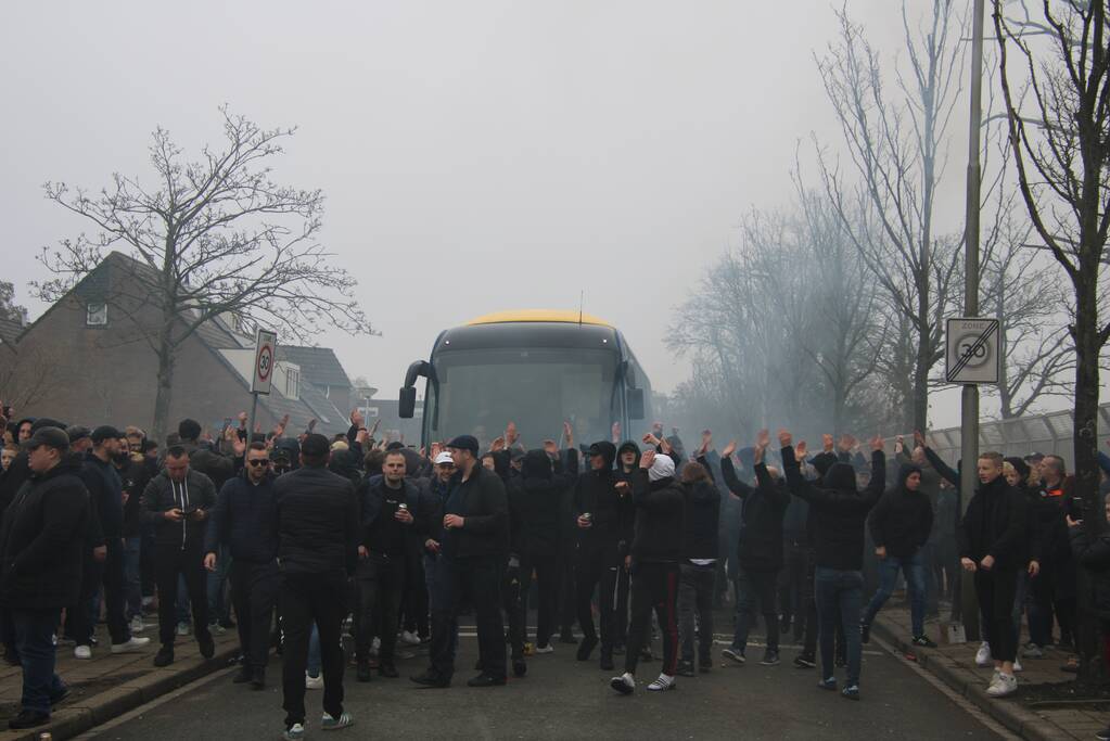 Spelersbus Cambuur onthaald door supporters