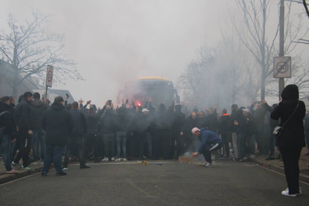 Spelersbus Cambuur onthaald door supporters