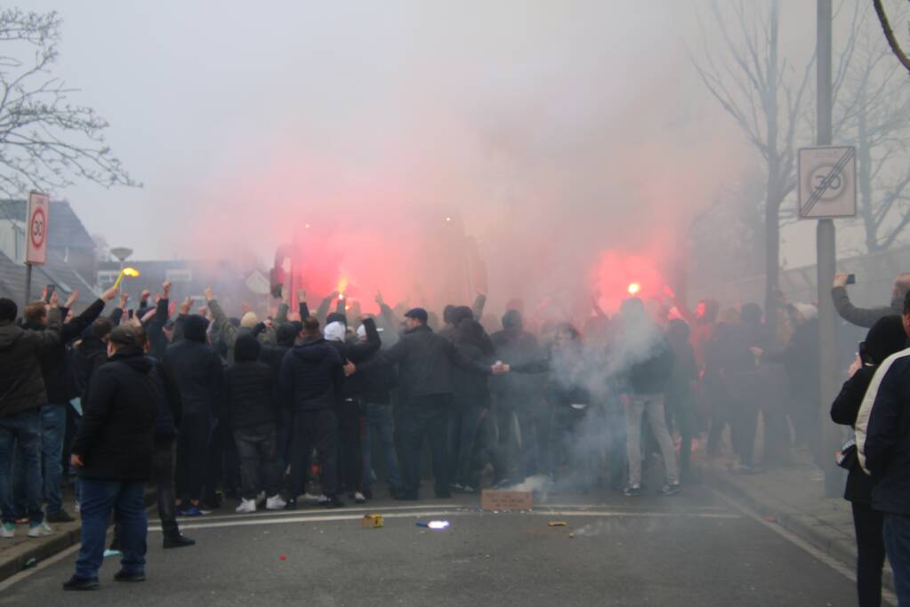 Spelersbus Cambuur onthaald door supporters