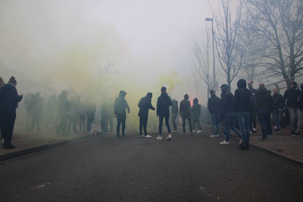 Spelersbus Cambuur onthaald door supporters