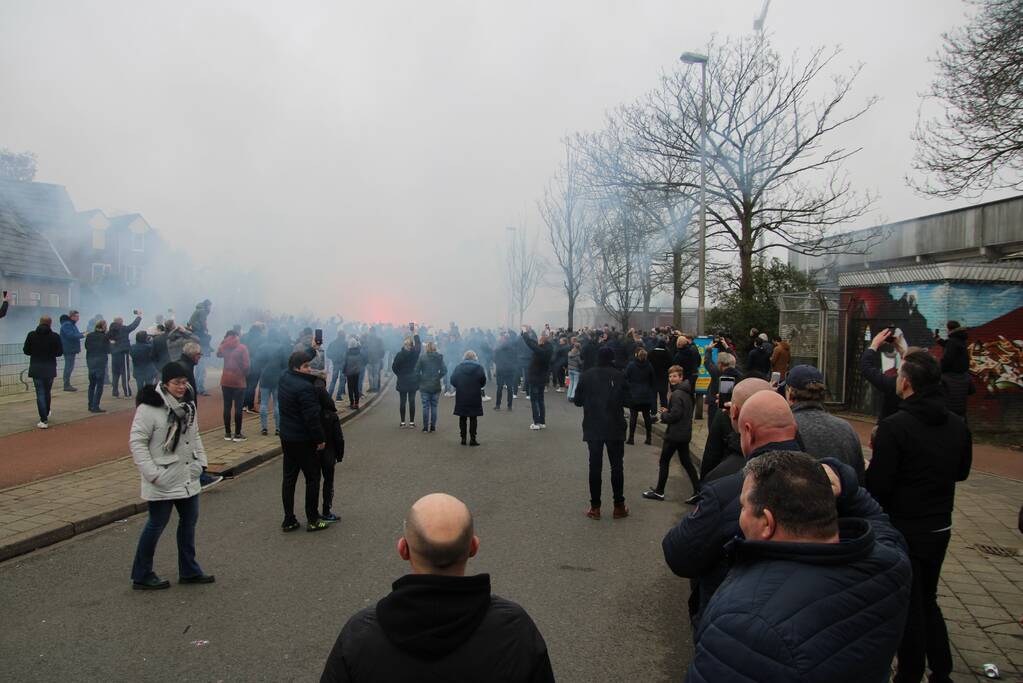 Spelersbus Cambuur onthaald door supporters