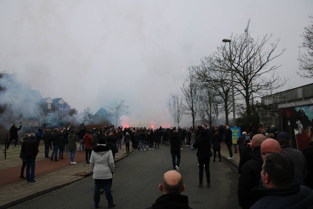 Spelersbus Cambuur onthaald door supporters