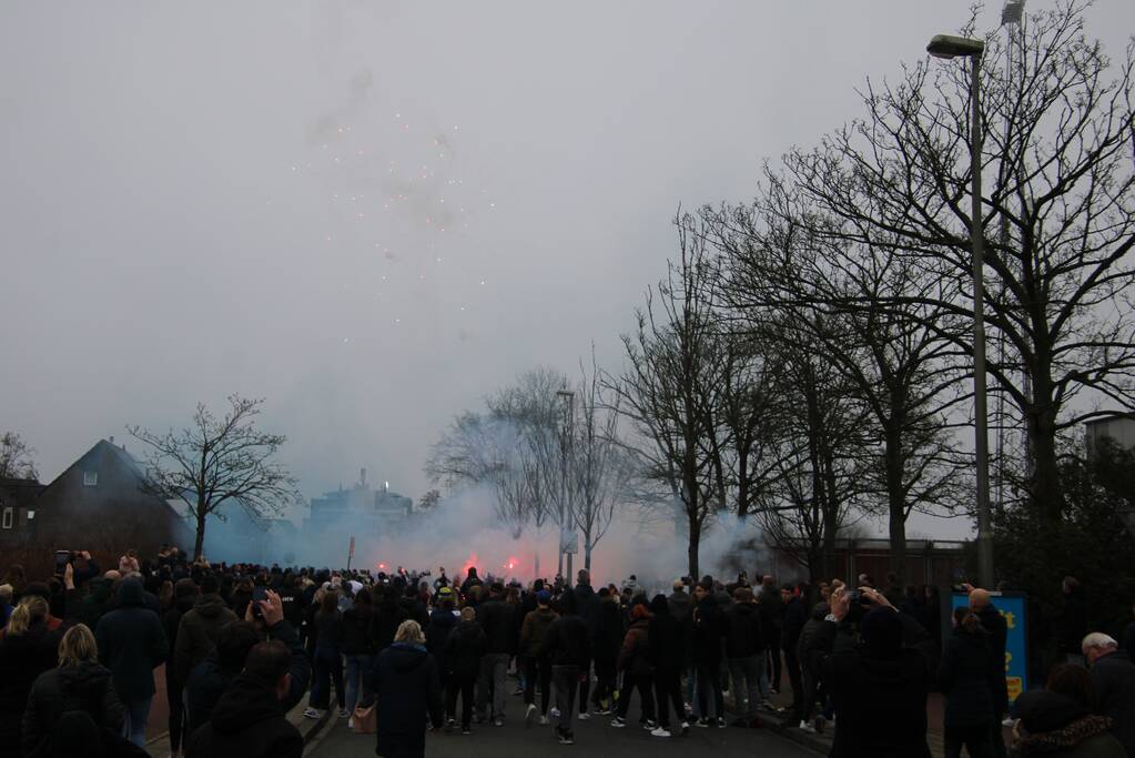Spelersbus Cambuur onthaald door supporters