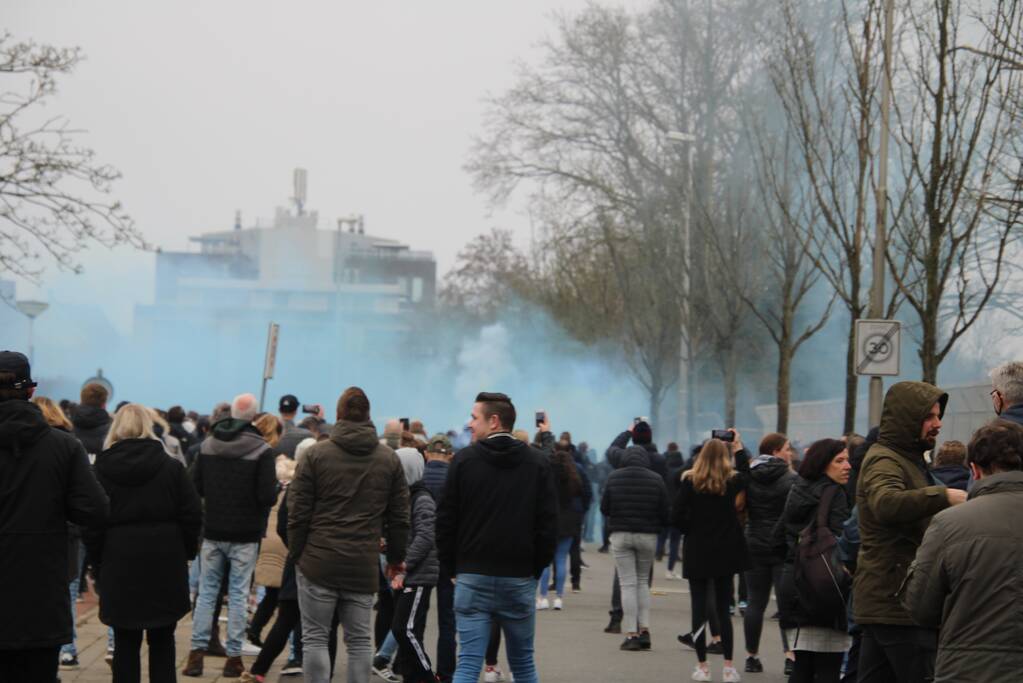 Spelersbus Cambuur onthaald door supporters