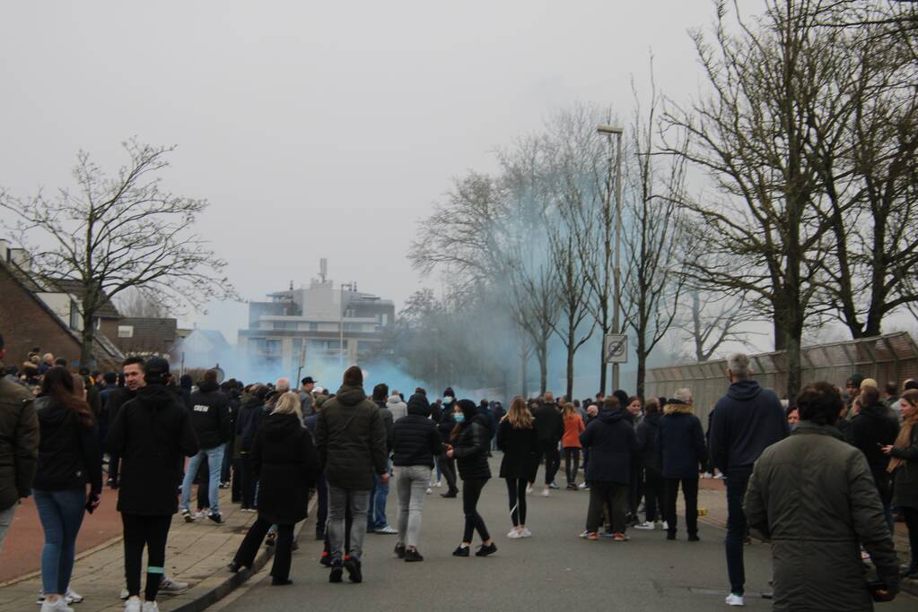 Spelersbus Cambuur onthaald door supporters