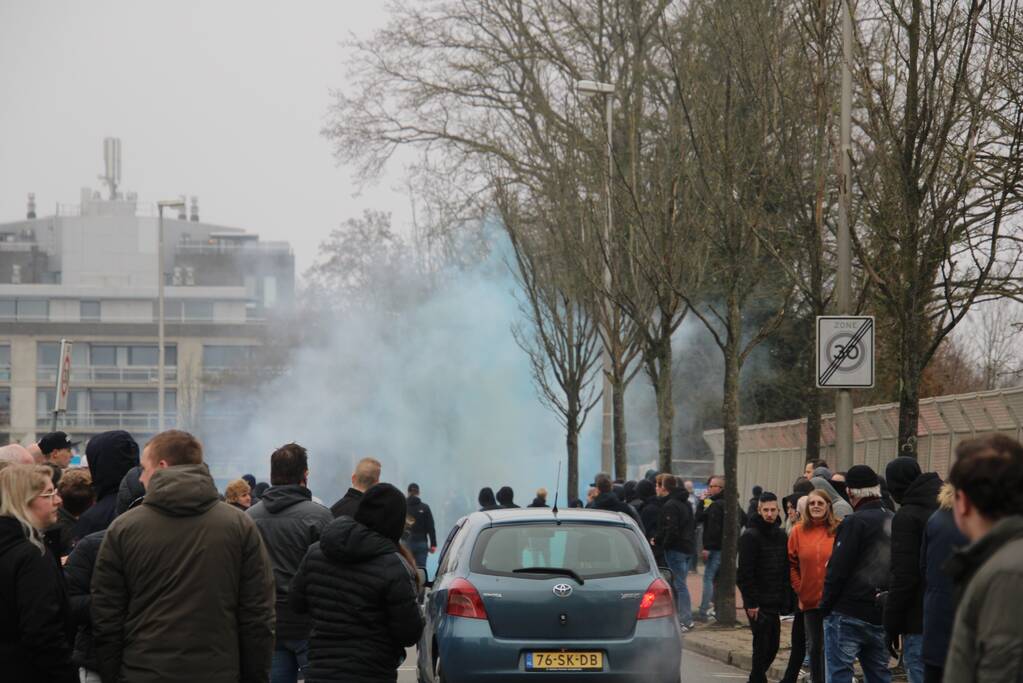 Spelersbus Cambuur onthaald door supporters