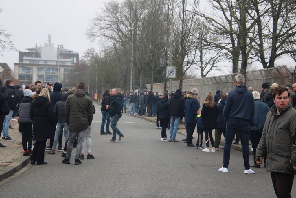 Spelersbus Cambuur onthaald door supporters