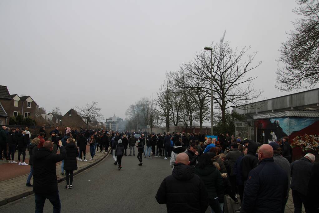 Spelersbus Cambuur onthaald door supporters