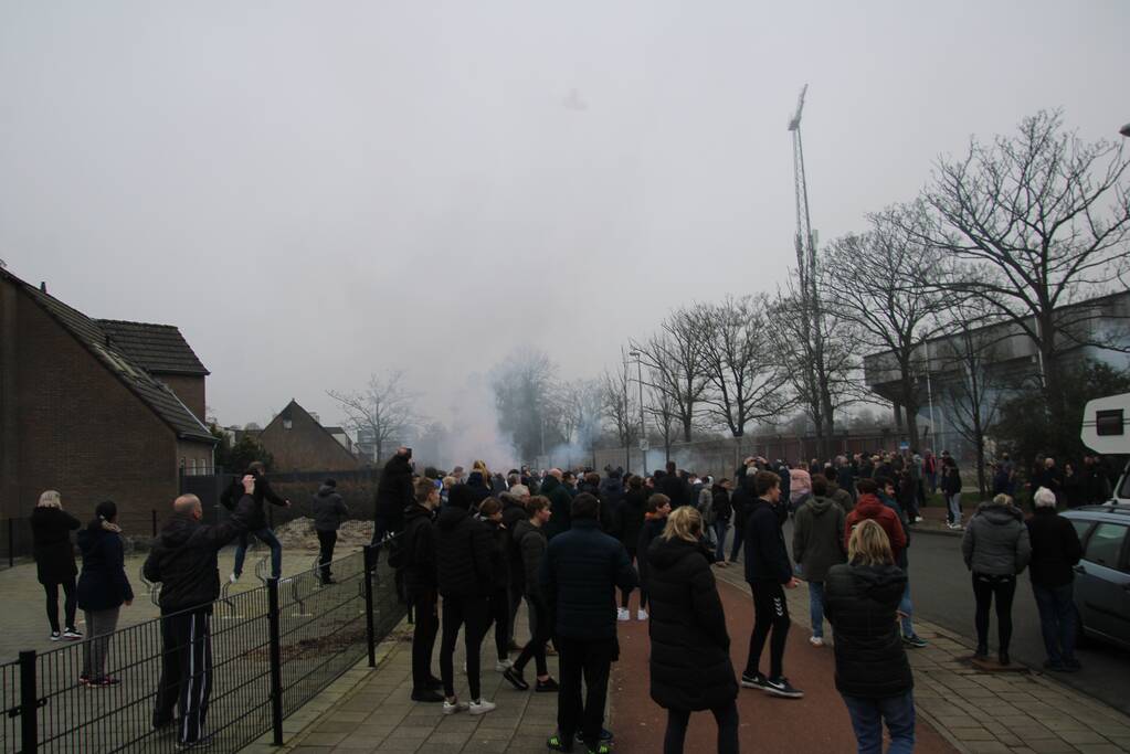Spelersbus Cambuur onthaald door supporters