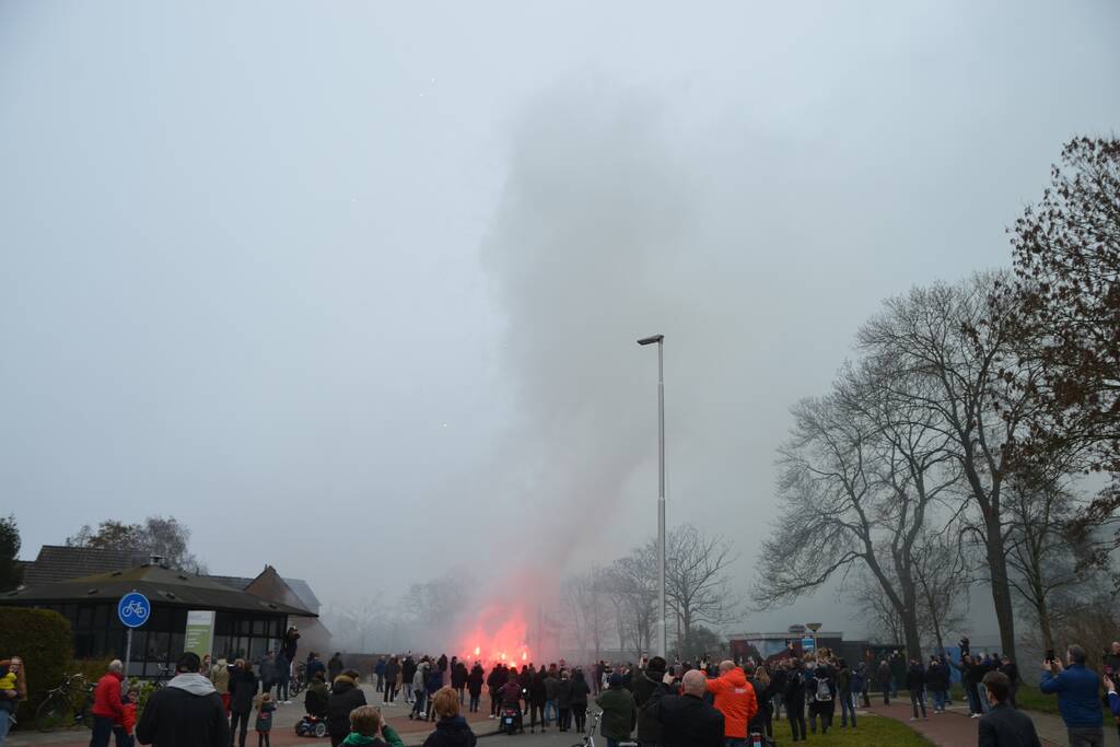 Spelersbus Cambuur onthaald door supporters