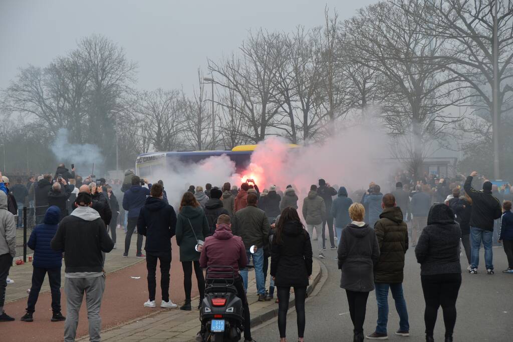 Spelersbus Cambuur onthaald door supporters