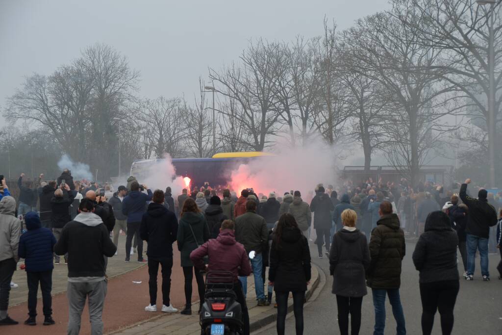 Spelersbus Cambuur onthaald door supporters
