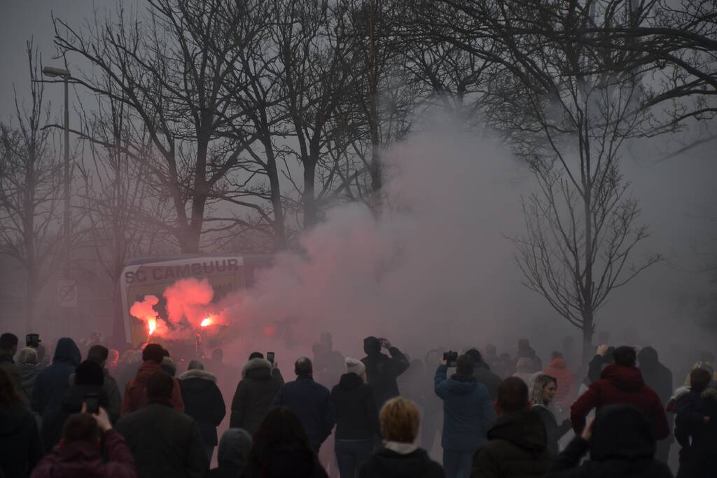 Spelersbus Cambuur onthaald door supporters