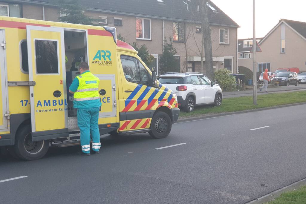 Personenauto komt tot stilstand tegen boom