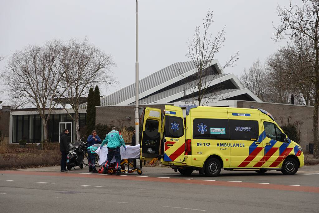 Scooterrijdster gewond na uitwijkmanoeuvre