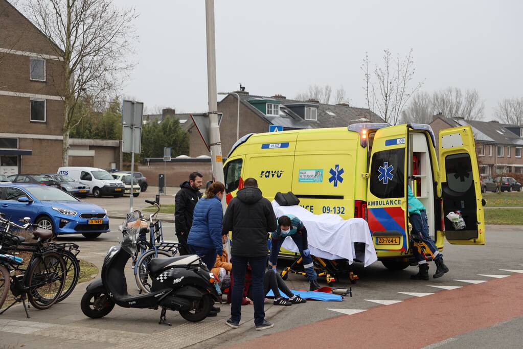 Scooterrijdster gewond na uitwijkmanoeuvre