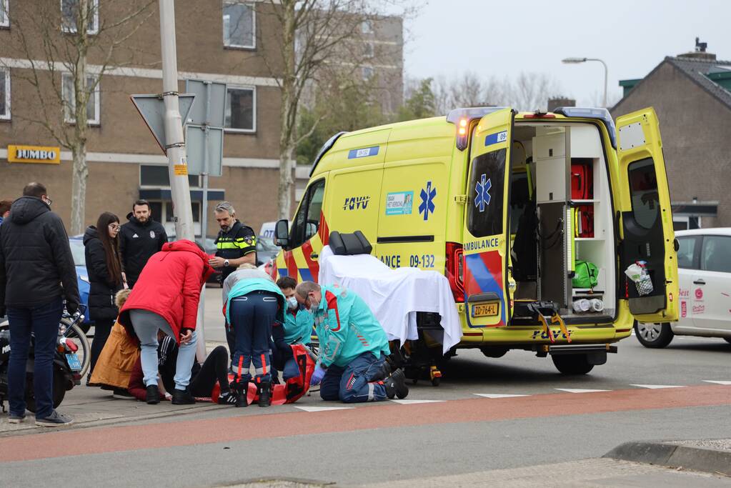 Scooterrijdster gewond na uitwijkmanoeuvre