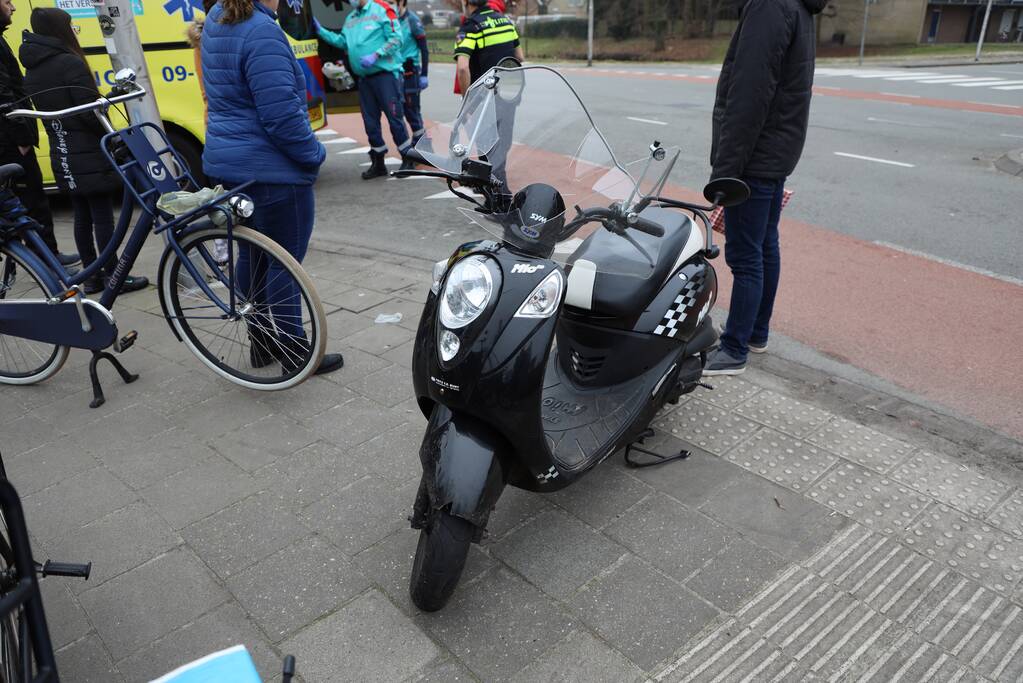 Scooterrijdster gewond na uitwijkmanoeuvre