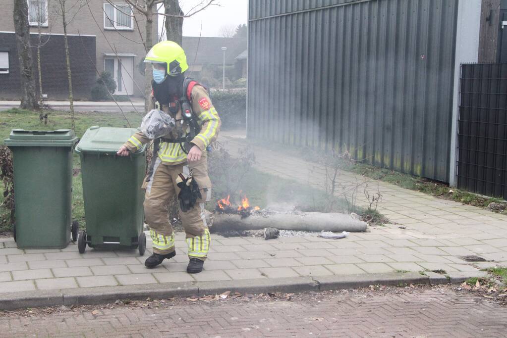 Opgerold vloerkleed vat vlam