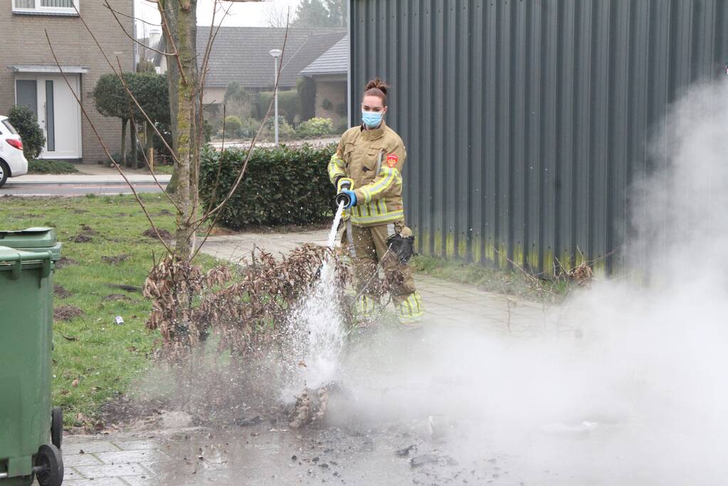 Opgerold vloerkleed vat vlam