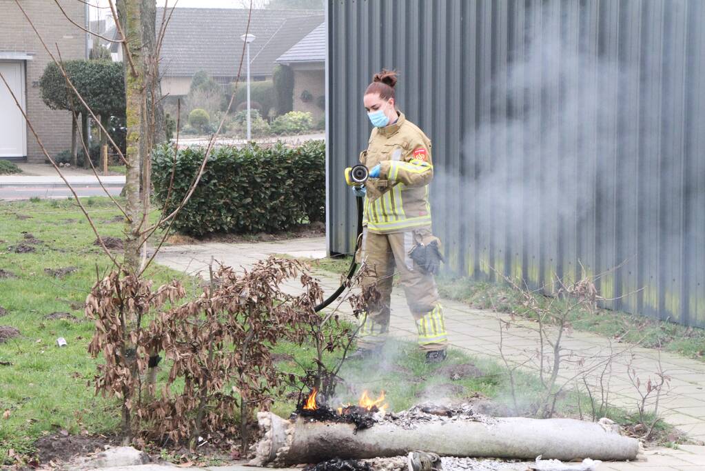 Opgerold vloerkleed vat vlam