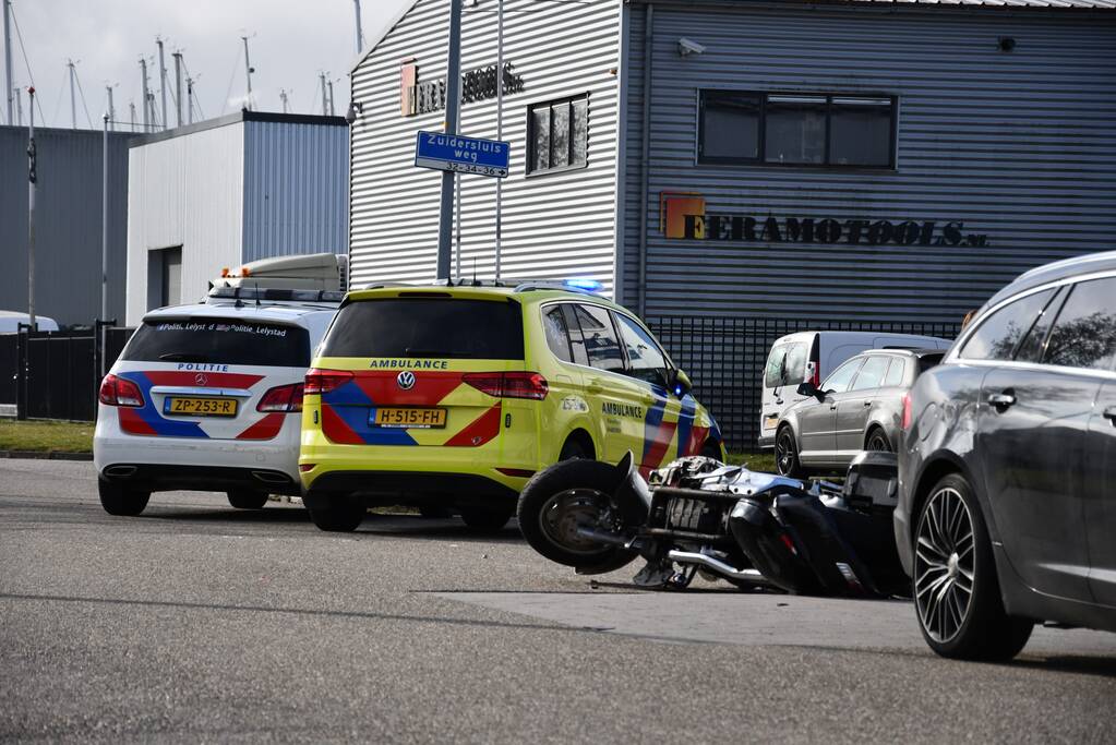 Motorrijder gaat onderuit op t-splitsing