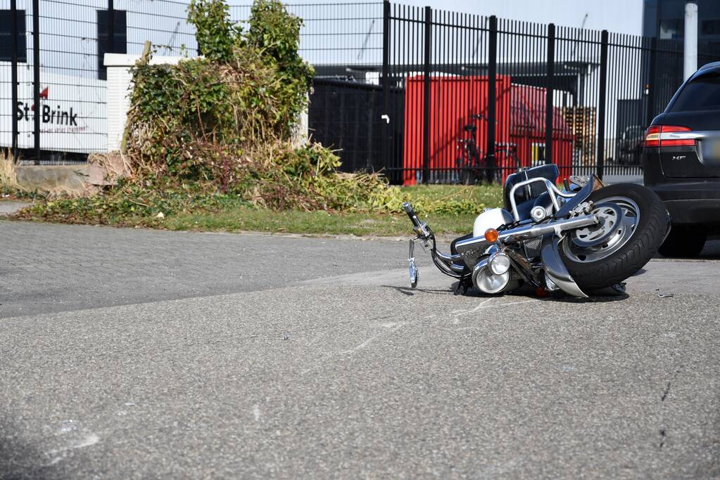 Motorrijder gaat onderuit op t-splitsing