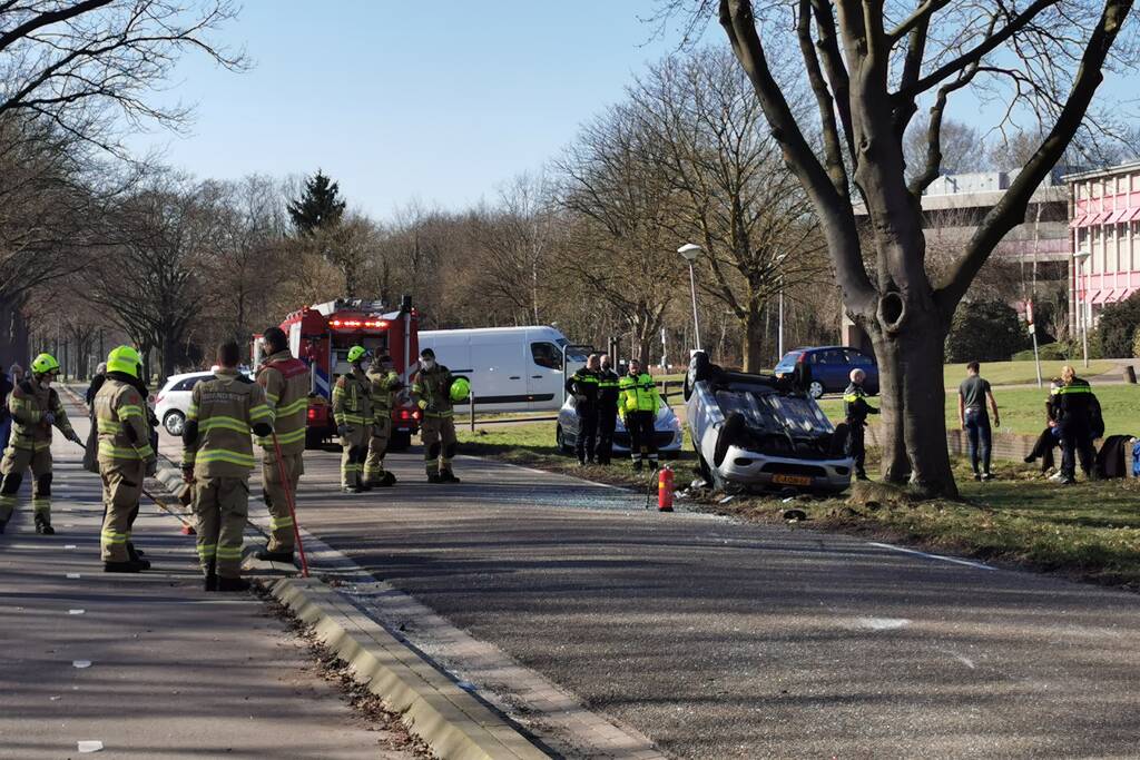 Auto belandt op zijn kop