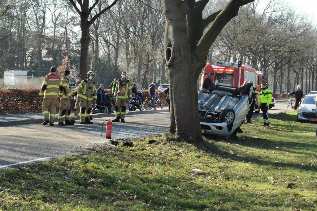 Auto belandt op zijn kop