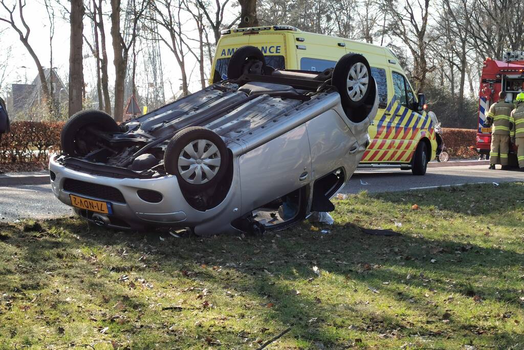 Auto belandt op zijn kop