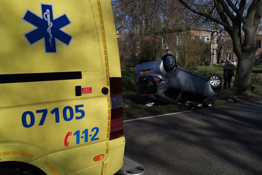 Auto belandt op zijn kop