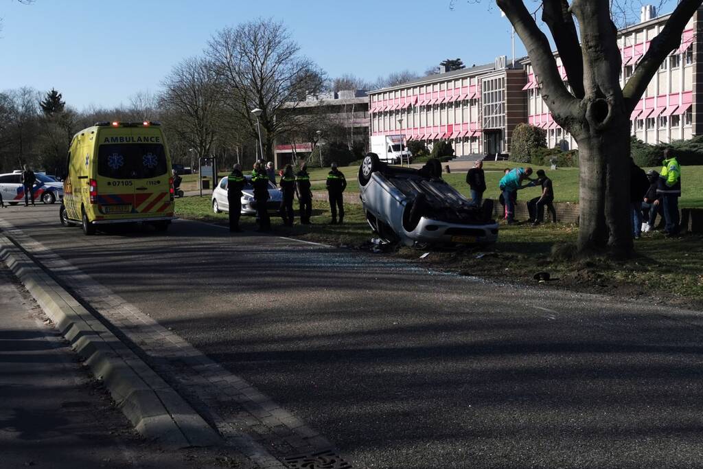 Auto belandt op zijn kop