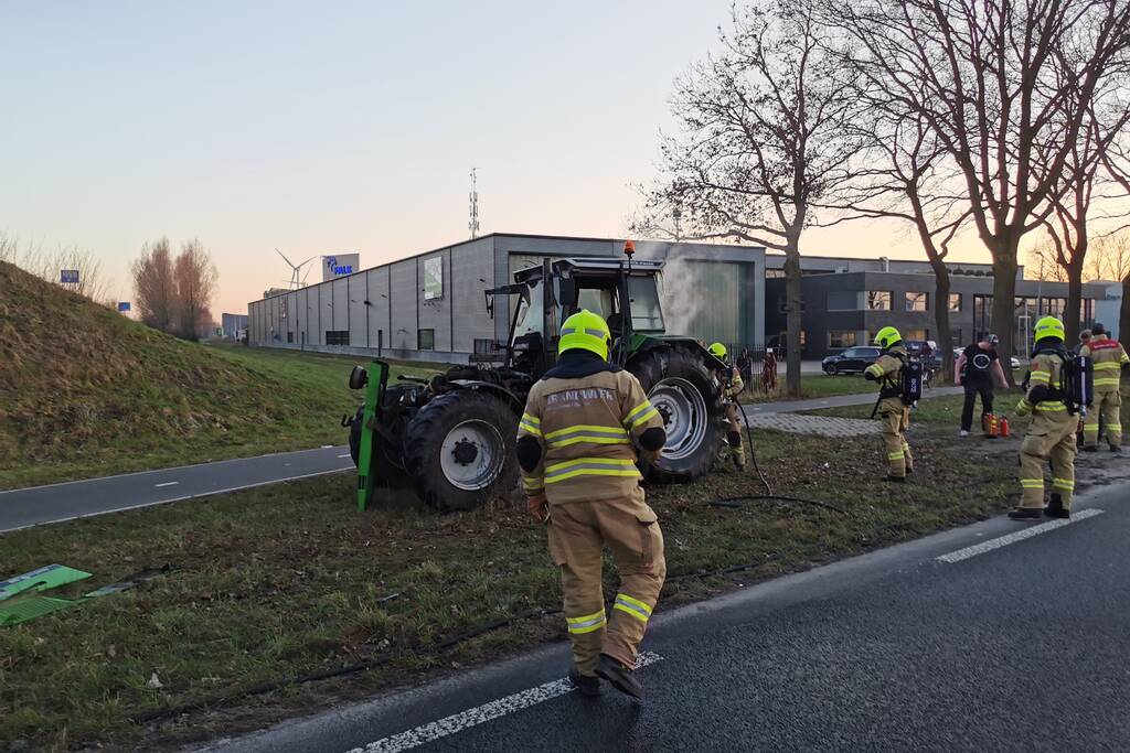 Tractor met aanhanger vlam gevat