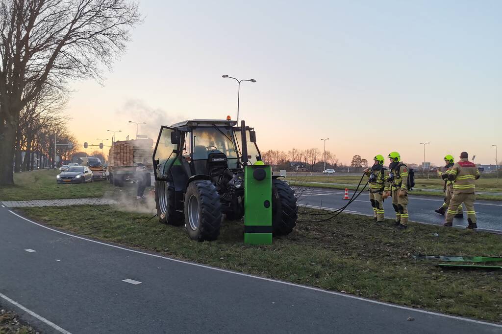Tractor met aanhanger vlam gevat