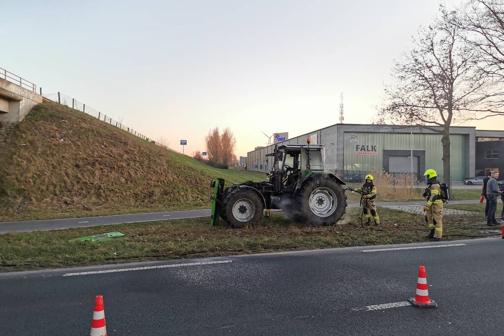 Tractor met aanhanger vlam gevat