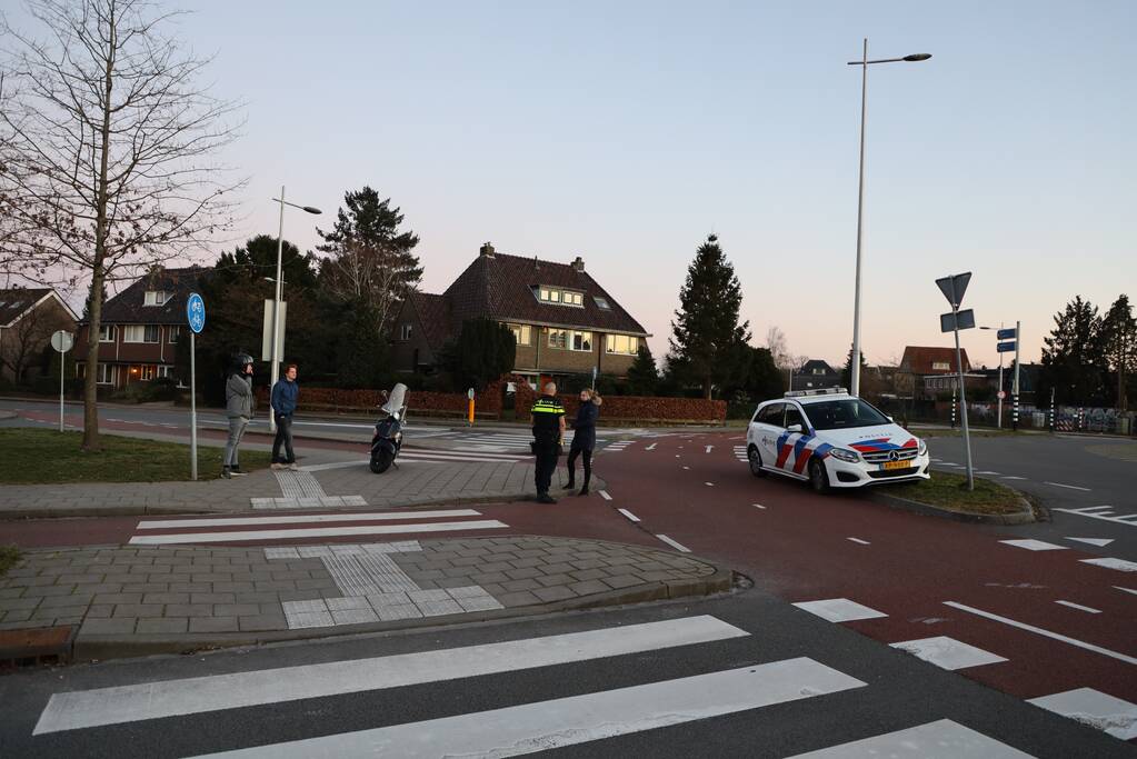 Scooterrijdster en passagier geschept