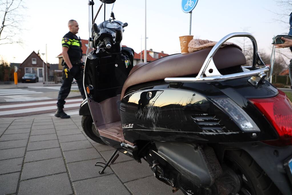 Scooterrijdster en passagier geschept