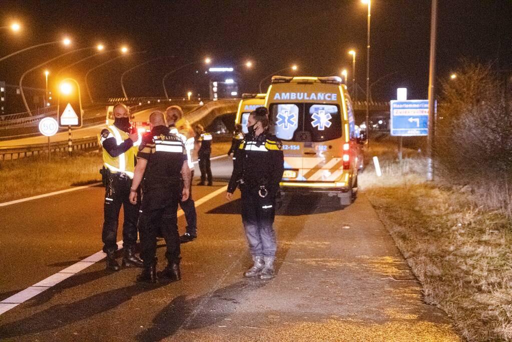 Bestuurder verliest macht over het stuur en belandt ondersteboven in sloot