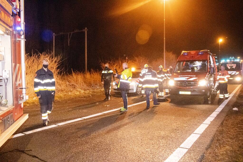 Bestuurder verliest macht over het stuur en belandt ondersteboven in sloot