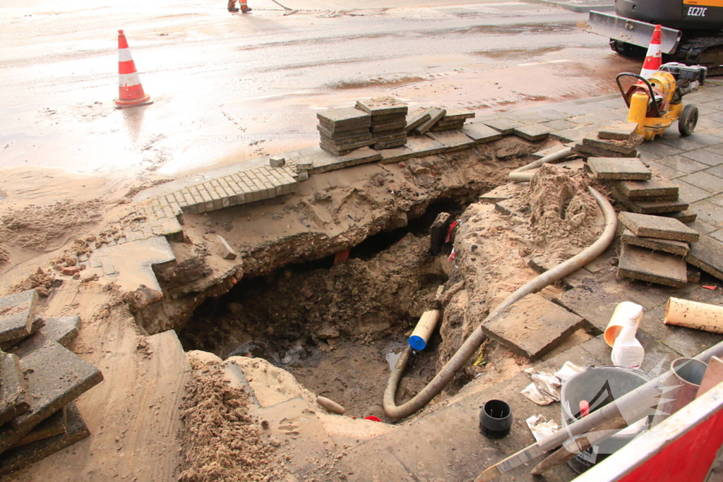 Dijk beschadigd door lekkende waterleiding