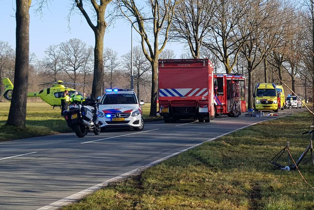 Bestuurder bekneld in auto na botsing tegen boom