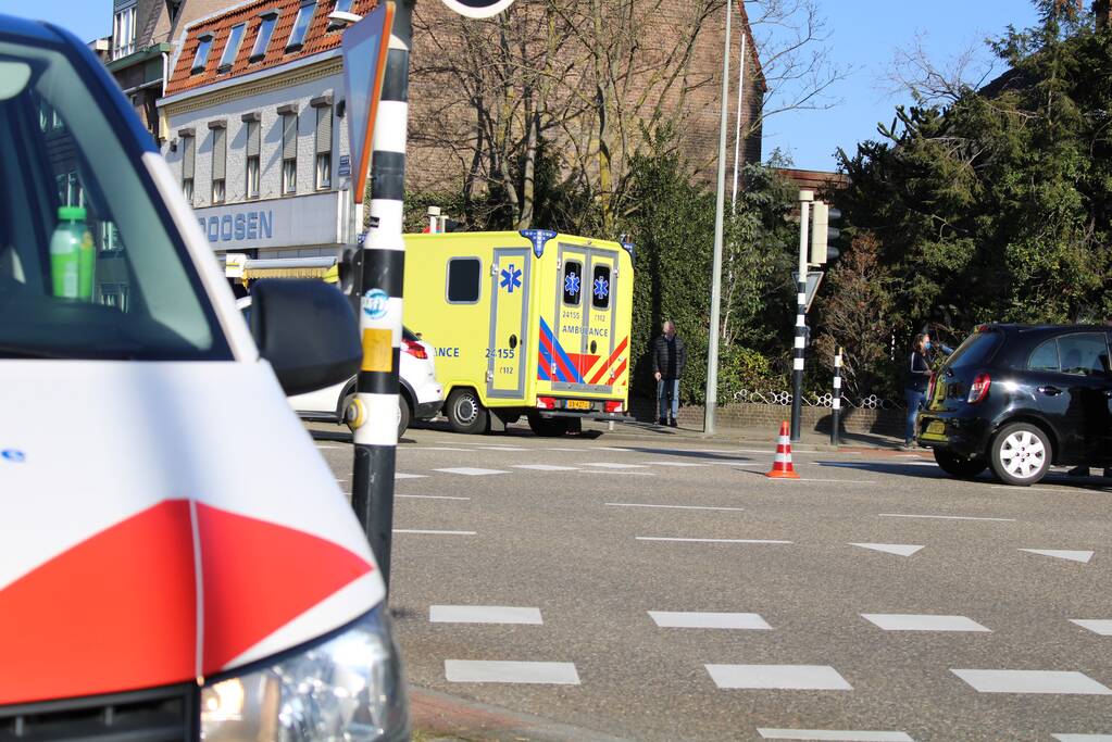 Auto's botsen op kruising