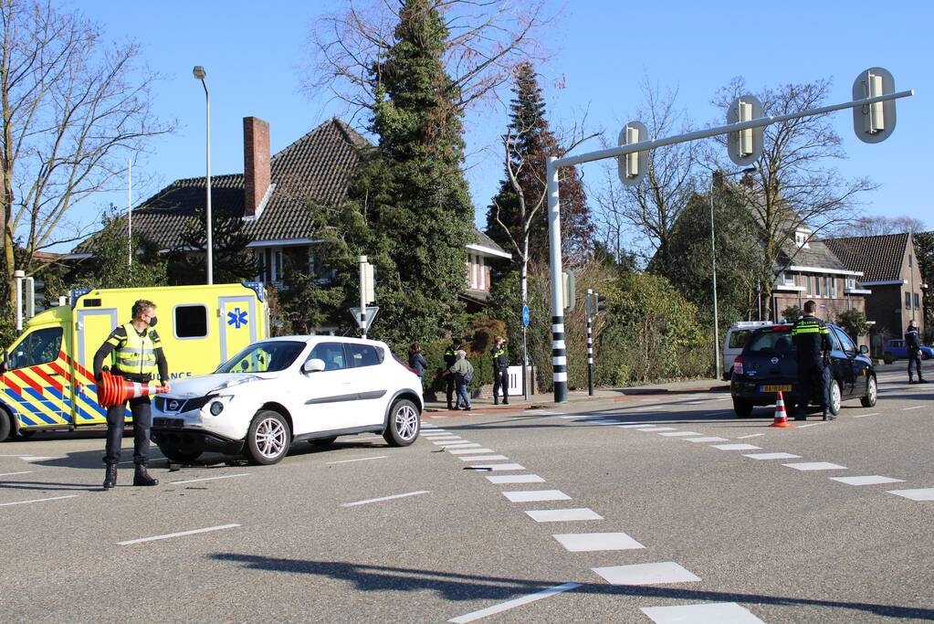 Auto's botsen op kruising