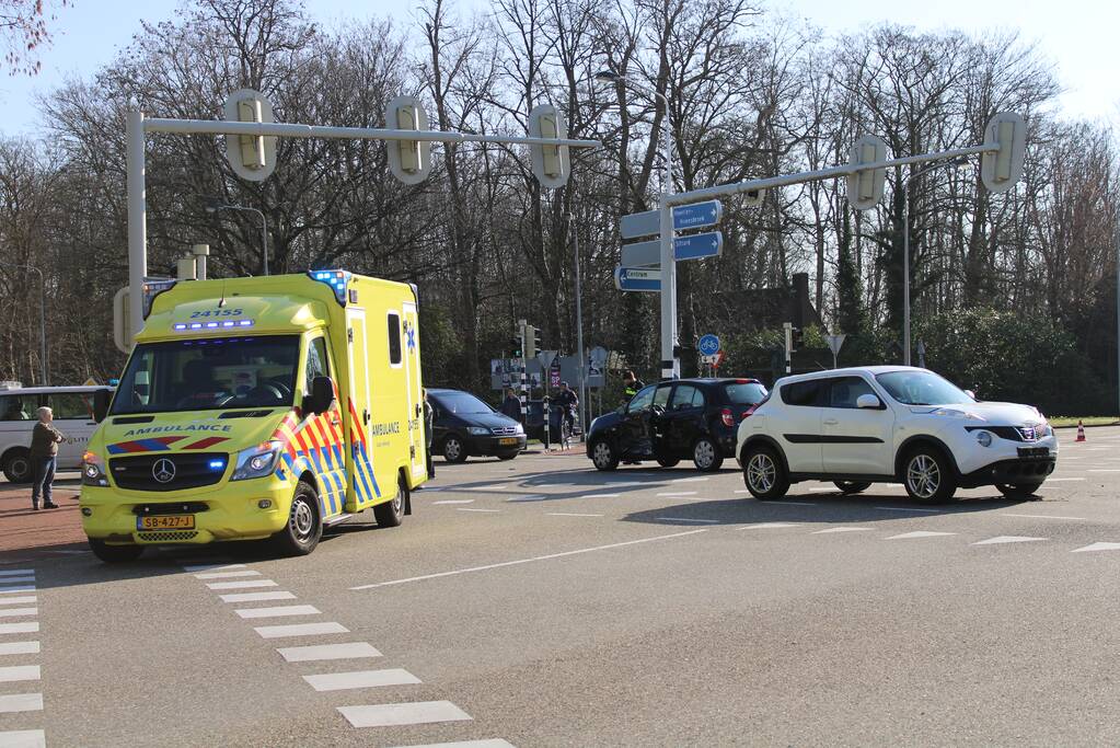 Auto's botsen op kruising