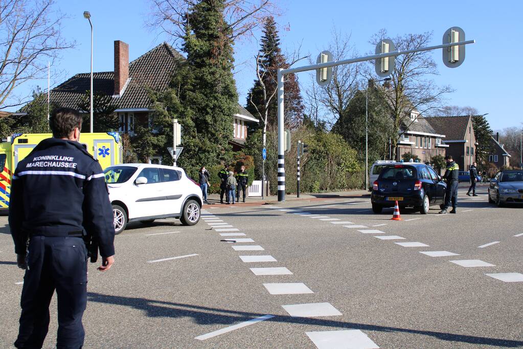 Auto's botsen op kruising