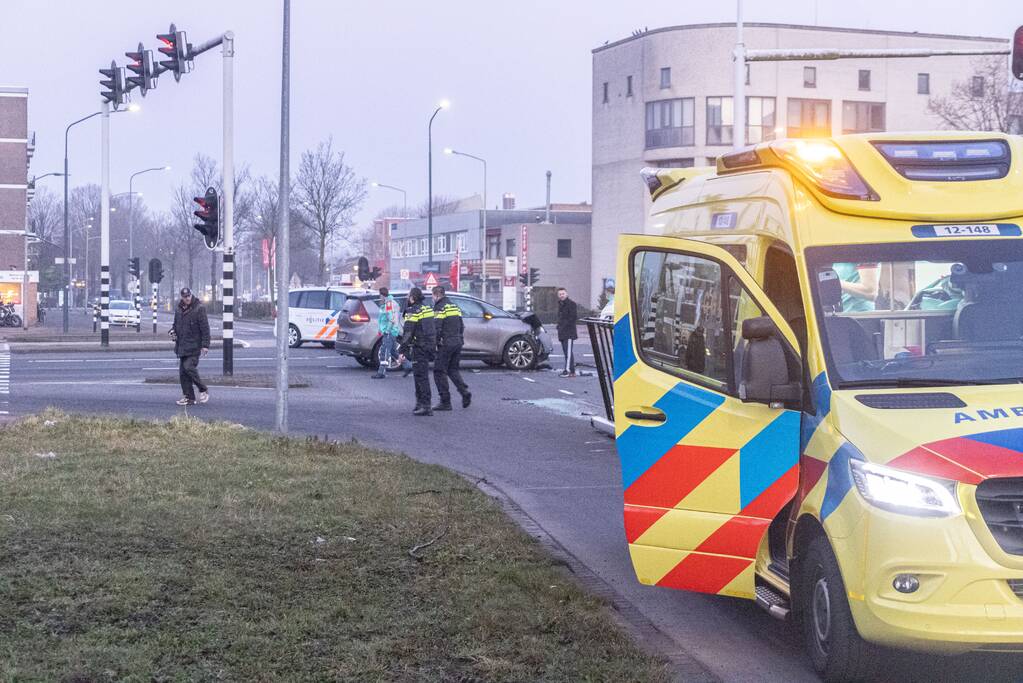 Enorme schade na aanrijding op kruising