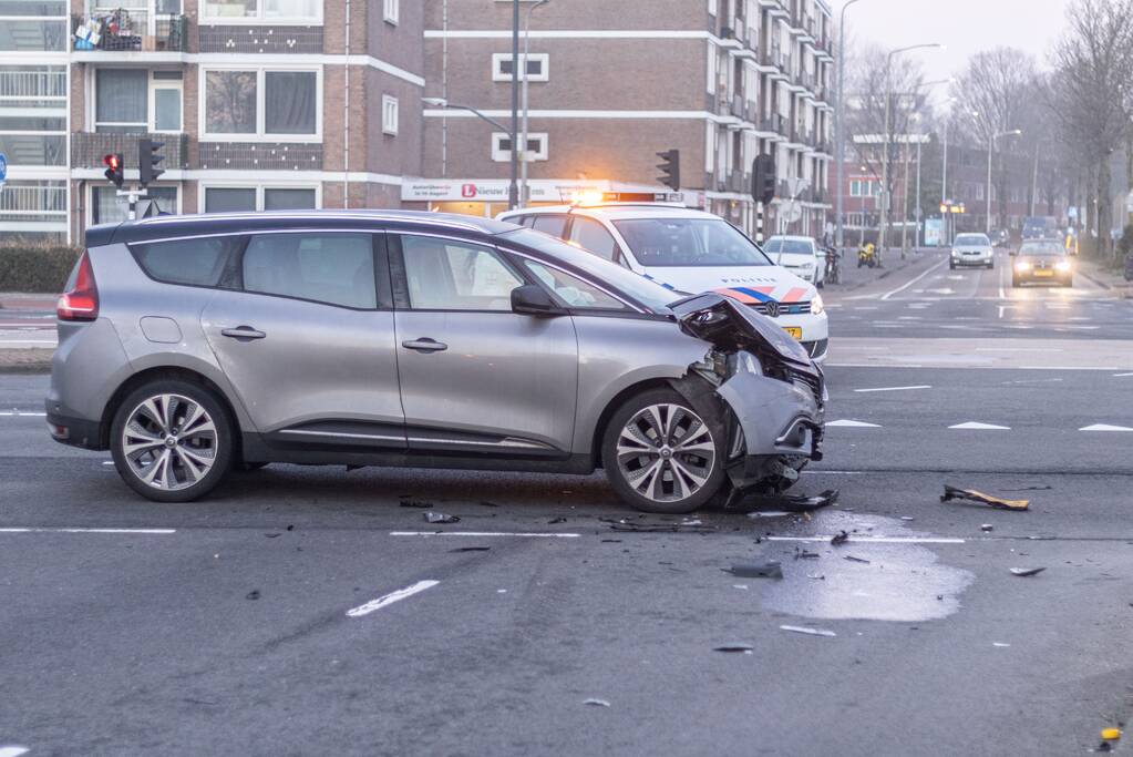 Enorme schade na aanrijding op kruising