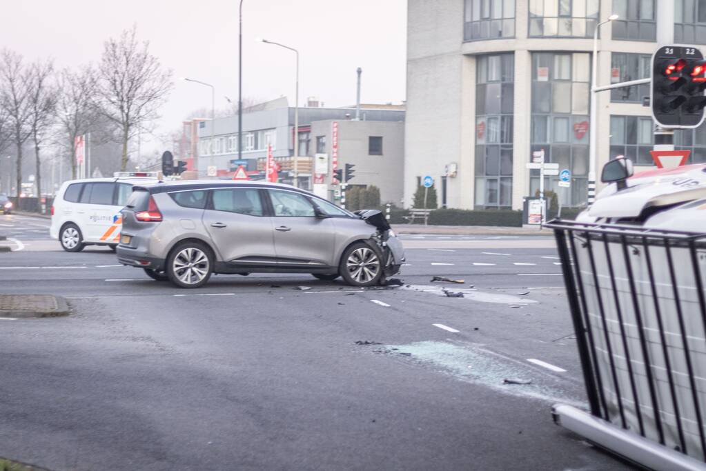 Enorme schade na aanrijding op kruising