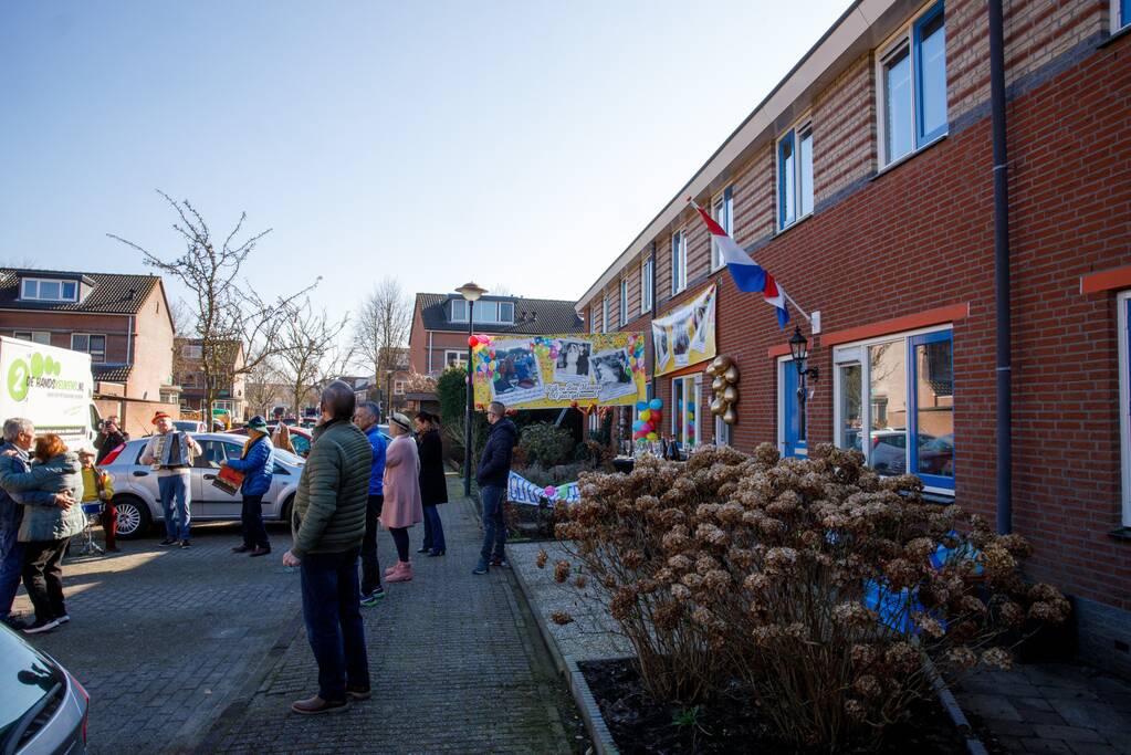 Groot feest op straat voor 60-jarig bruidspaar Rijk en Bea Marcus