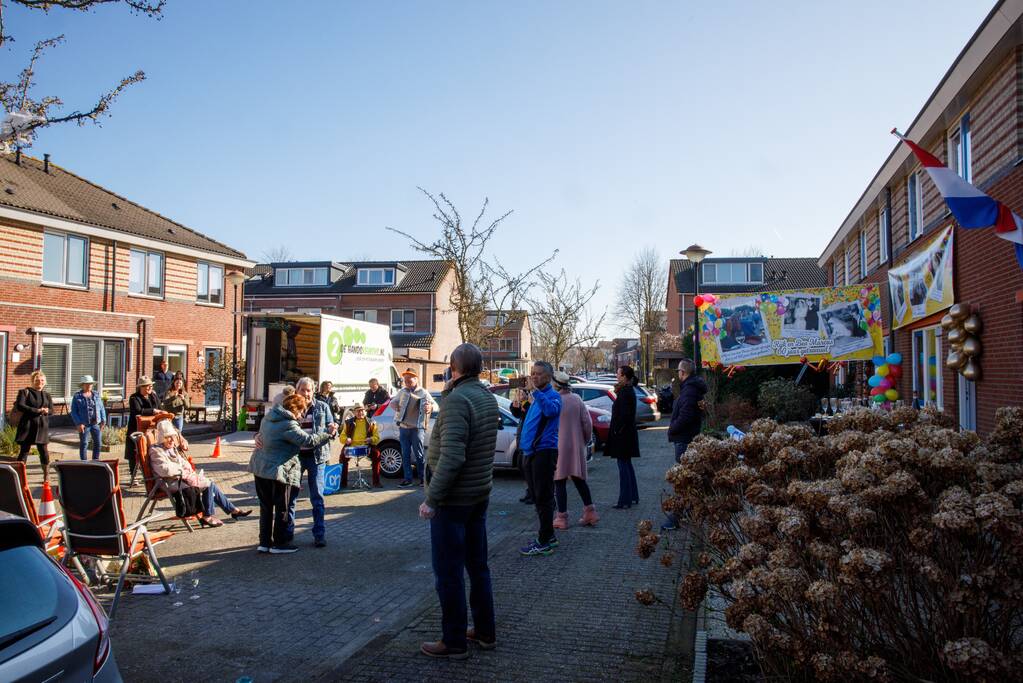 Groot feest op straat voor 60-jarig bruidspaar Rijk en Bea Marcus